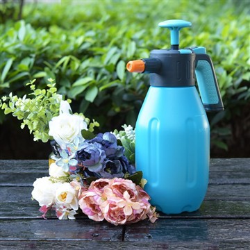 Udržujte svou zahradu hydratovanou: Den s mou důvěryhodnou konev